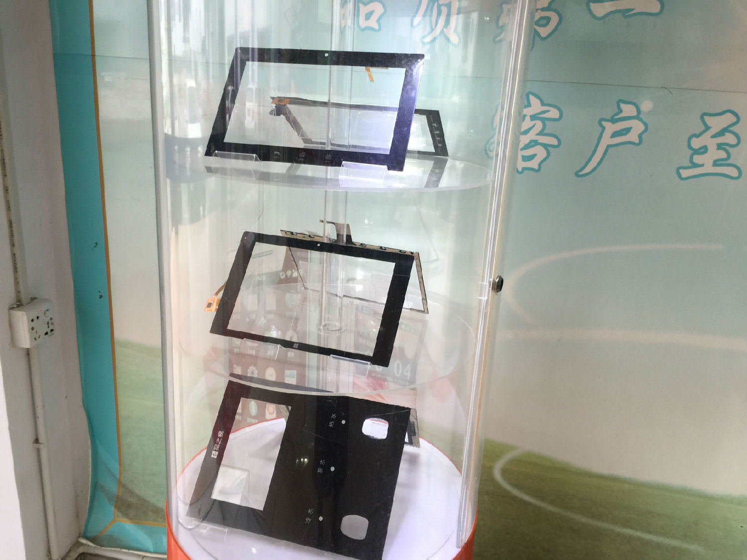 通豪车载触摸显现屏价钱